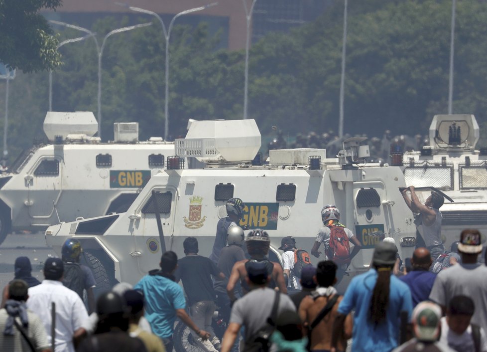 Další střety demonstrantů s pořádkovými jednotkami ve Venezuele (30.4.2019)