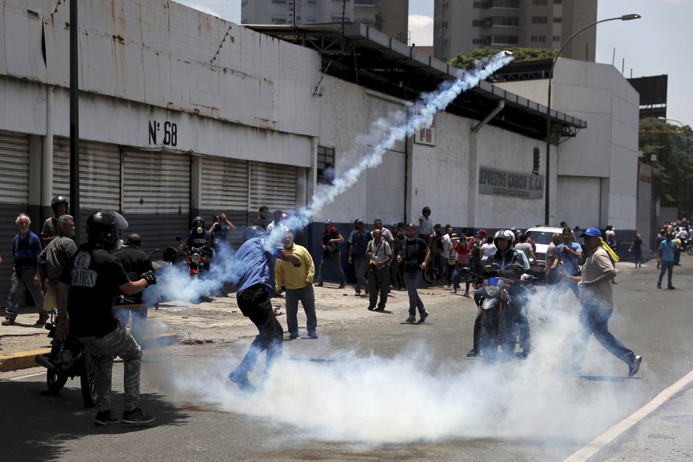 Střety demonstrantů s pořádkovými jednotkami ve Venezuele (30.4.2019)