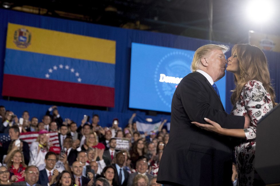 Americký prezident Donald Trump a jeho žena Melania mluvili v Miami o situaci ve Venezuele. (19. 2. 2019)