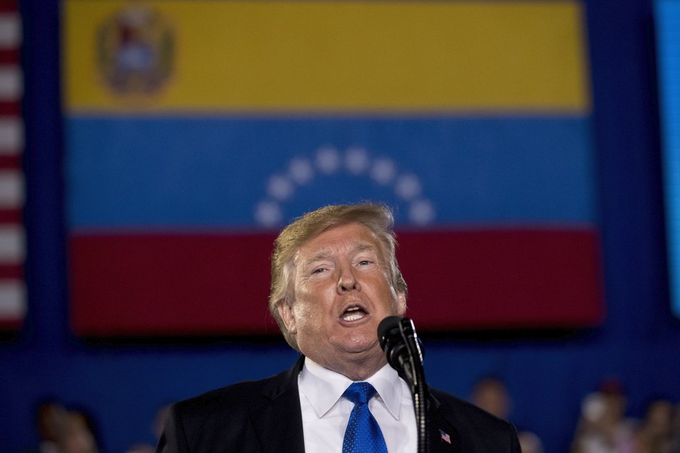 Americký prezident Donald Trump a jeho žena Melanie mluvili v Miami o situaci ve Venezuele (19. 2. 2019)
