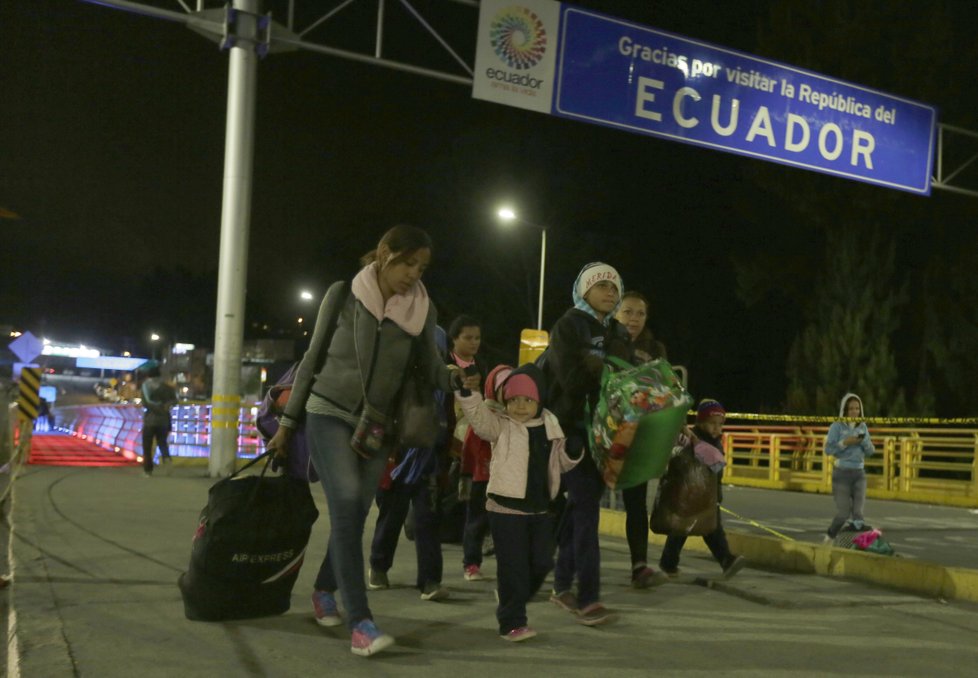 Tisíce Venezuelanů uvízly na ekvádorských hranicích, úřady je bez platného pasu nechtějí pustit do země.