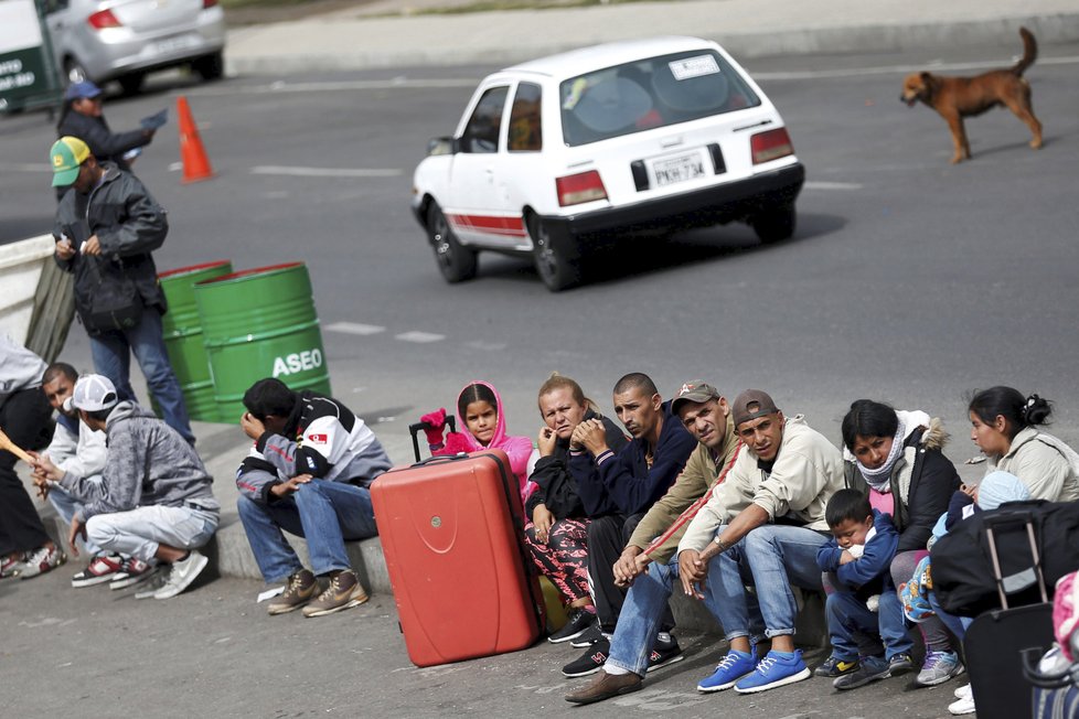 Tisíce Venezuelanů uvízly na ekvádorských hranicích, tamní úřady je bez platného pasu nechtějí pustit do země.