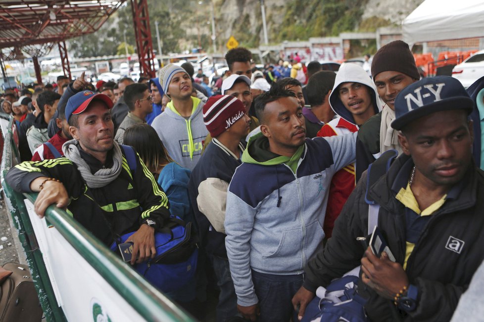 Tisíce Venezuelanů uvázly na ekvádorských hranicích, tamní úřady je bez platného pasu nechtějí pustit do země.