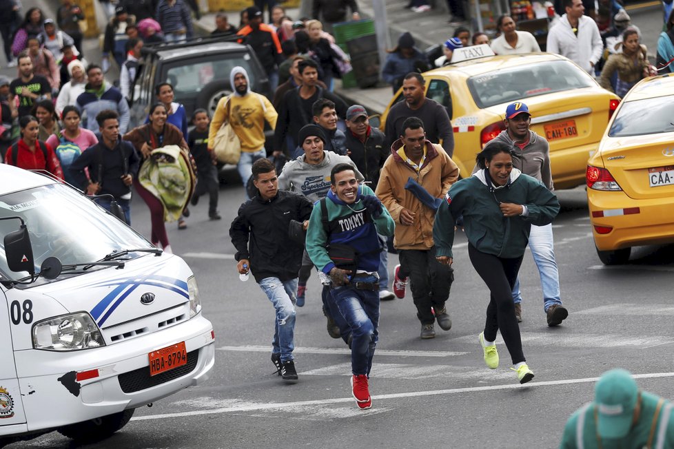 Tisíce Venezuelanů uvízly na ekvádorských hranicích, tamní úřady je bez platného pasu nechtějí pustit do země.