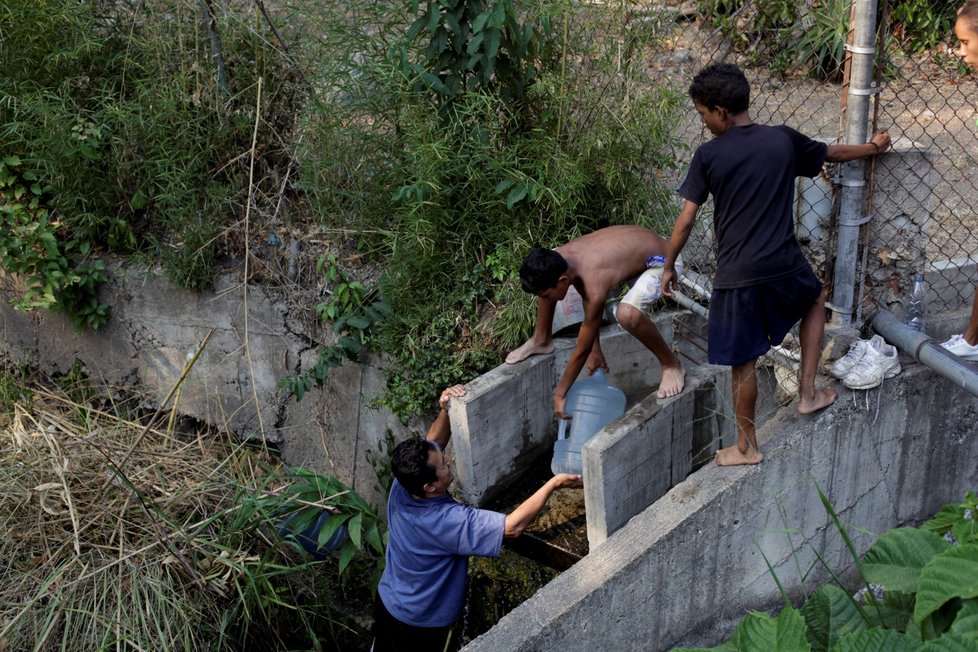 Nefungují ani dodávky vody, proto například někteří využívají rozbitá potrubí na ulici, odkud vodu čerpají do kanystrů a pak ji doma převařují. Obyvatelé Caracasu chodí pro vodu i do horského potoka za městem, odkud nosí vodu v kanystrech, nebo se tam chodí koupat.