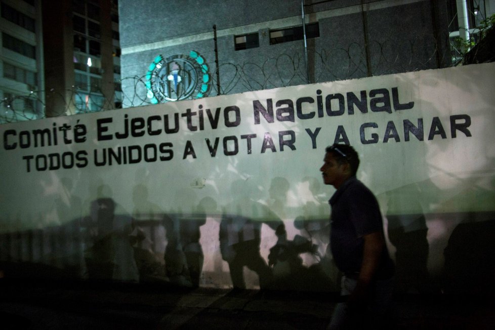 Sídlo Demokratické akce - venezuelská opozice bojuje s vládou Nikolase Madury. 60 zemí světa včetně USA uznali za prozatimního prezidenta Juana Gaida