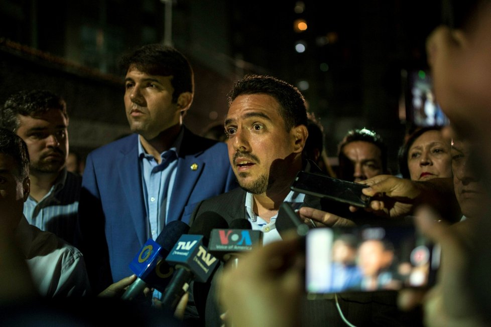 Stalin Gonzales - člen venezuelské opozice u sídla strany Demokratická akce - kde zatkli a s autem odtáhli místopředsedu Národního shromáždění Edgara Zambrana (8. 5. 2019)