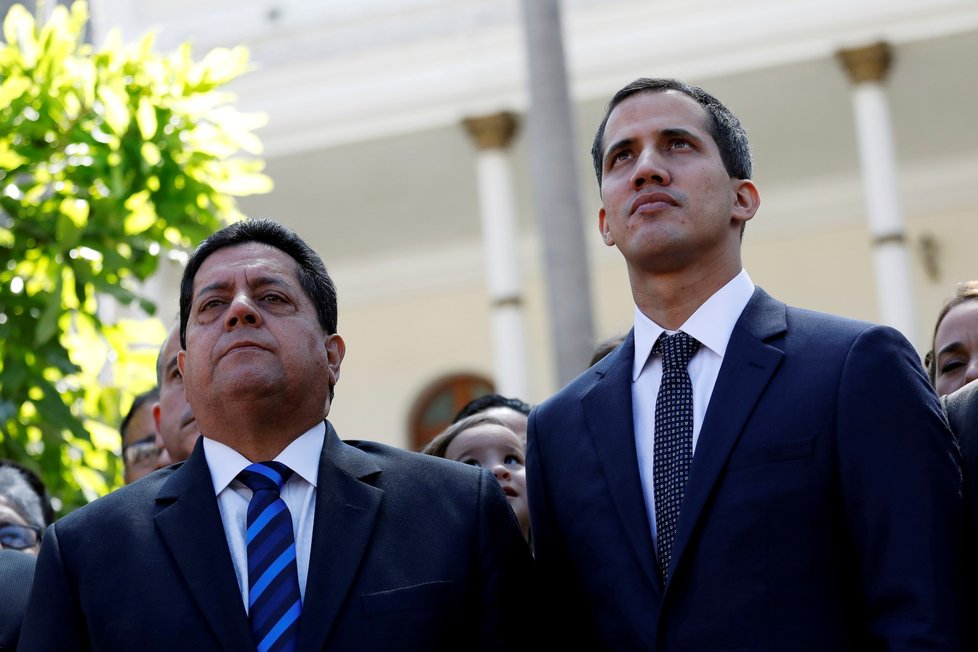 Vůdce opozice Juan Gaido, kterého na 60 zemí světa uznalo jako prozatimním vůdcem Venezuely s místopředsedou Národního shromáždění Edgarem Zambranem v Carkankasu. (8. 5. 2019)