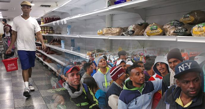 Venezuelany ze země vyhnala hospodářská krize, ekvádorské úřady je nechtějí vpustit do země bez platného pasu.