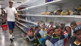 Venezuelany ze země vyhnala hospodářská krize, ekvádorské úřady je nechtějí vpustit do země bez platného pasu.