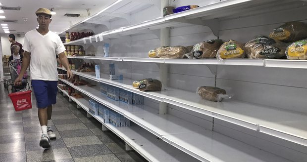 K hladovým Venezuelcům dorazila první pomoc. Madurově blokádě navzdory