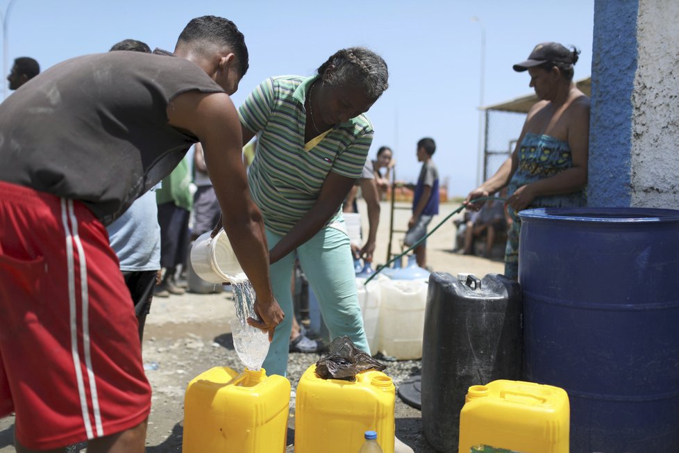 Venezuelská vláda oznámila, že dodávky proudu i vody byly obnoveny (14. 03. 2019).