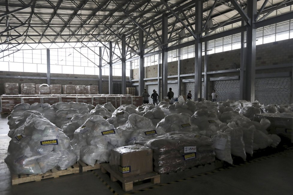 Humanitární pomoc pro Venezuelce je připravená na hranicích. Jsou připravené potravinové balíčky, léky a další nezbytnosti.