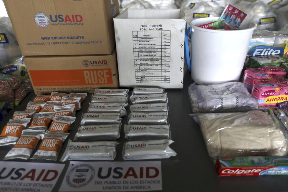 Humanitární pomoc pro Venezuelce čeká na hranicích. Jsou připravené potravinové balíčky, léky a další nezbytnosti.