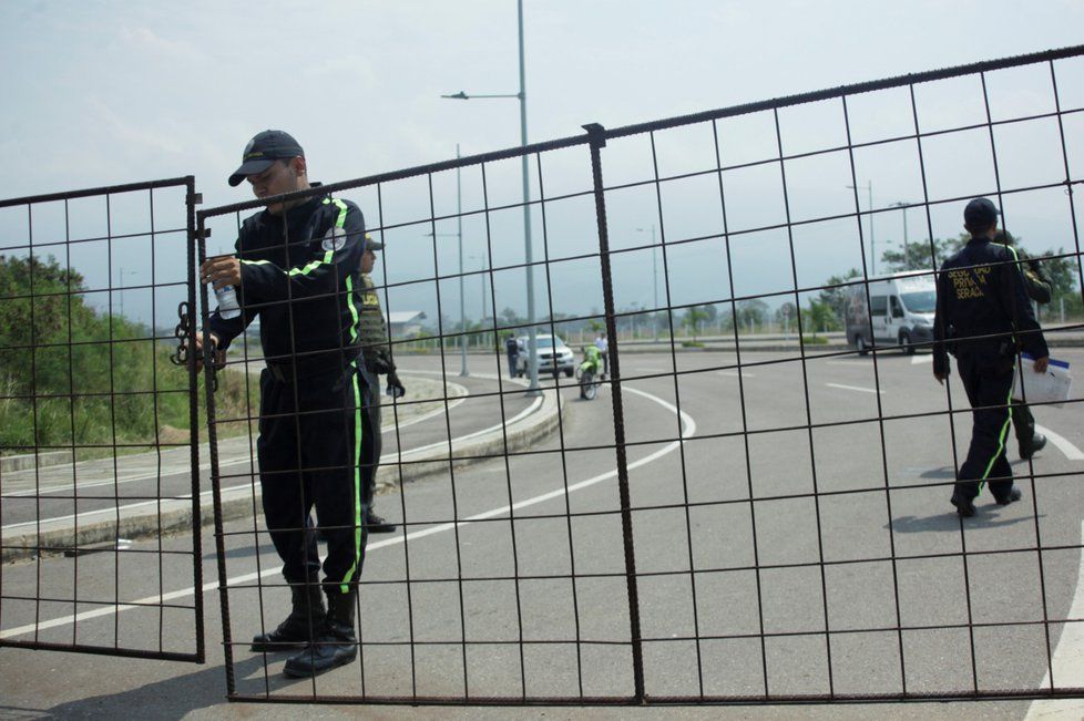 Venezuelská armáda zablokovala most na hranicích s Kolumbií ve snaze zabránit průjezdu konvoje s humanitární pomocí. (6.2.2019)