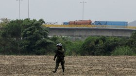 Venezuelská armáda zablokovala most na hranicích s Kolumbií ve snaze zabránit průjezdu konvoje s humanitární pomocí. (6. 2. 2018)