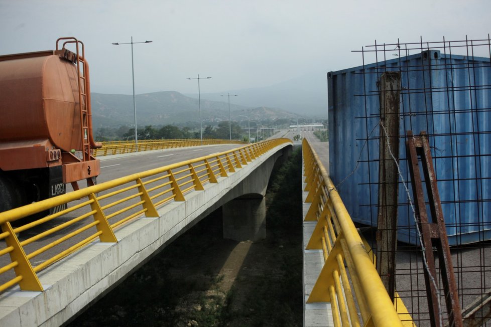 Venezuelská armáda zablokovala most na hranicích s Kolumbií ve snaze zabránit průjezdu konvoje s humanitární pomocí. (6. 2. 2019)