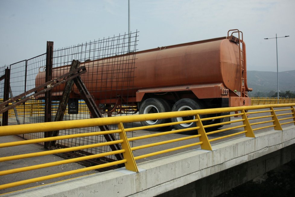 Venezuelská armáda zablokovala most na hranicích s Kolumbií ve snaze zabránit průjezdu konvoje s humanitární pomocí. (6.2.2019)