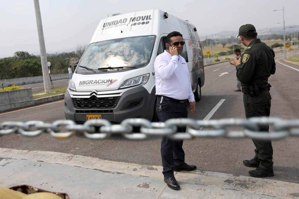 Venezuelská armáda zablokovala most na hranicích s Kolumbií ve snaze zabránit průjezdu konvoje s humanitární pomocí. (6. 2. 2019)