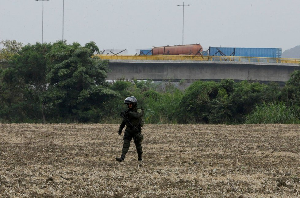 Venezuelská armáda zablokovala most na hranicích s Kolumbií ve snaze zabránit průjezdu konvoje s humanitární pomocí. (6.2.2018)