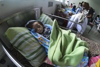 Umírající děti, rabování a kalamita. Madurův rival vyhlásil stav nouze