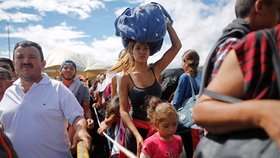 Lidé odcházejí ze zbídačené Venezuely do Kolumbie a Brazílie