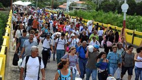 Lidé odcházejí ze zbídačené Venezuely do Kolumbie a Brazílie