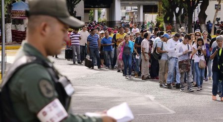 Lidé odcházejí ze zbídačené Venezuely do Kolumbie a Brazílie.