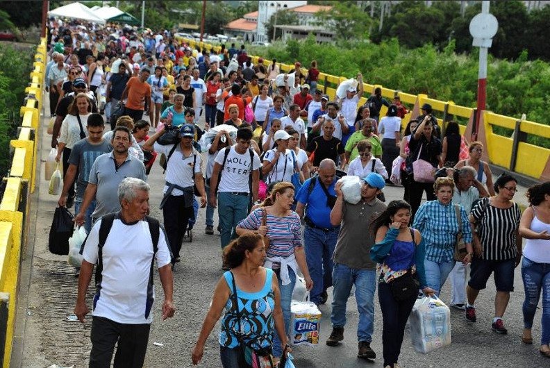 Lidé odcházejí ze zbídačené Venezuely do Kolumbie a Brazílie.