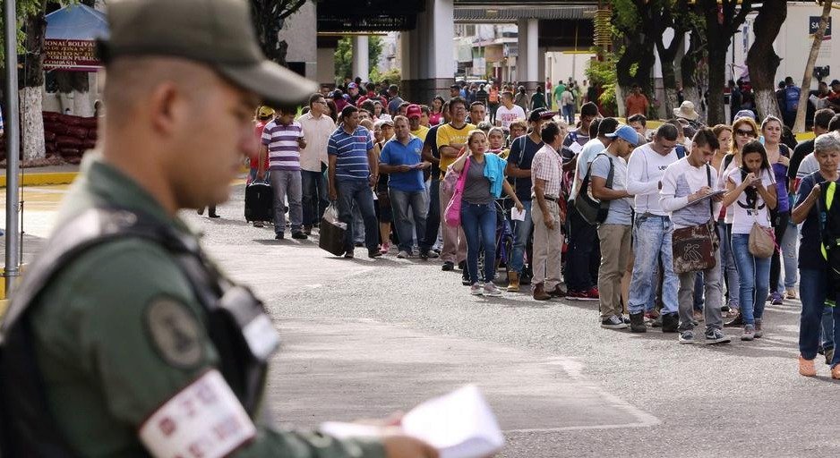 Lidé odcházejí ze zbídačené Venezuely do Kolumbie a Brazílie