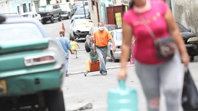 Stačí dvě procenta. V západních zemích nehrozí inflace ve výši tisíců procent jako ve Venezuele (na snímku) ani na úrovni 40 procent jako v Argentině. Už výraznější překračování hranice dvou procent by nicméně bylo významnou odchylkou od ustálených poměrů posledních desetiletí.