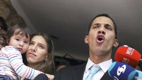 Opoziční lídr Juan Guaidó s manželkou Fabianou a dcerou
