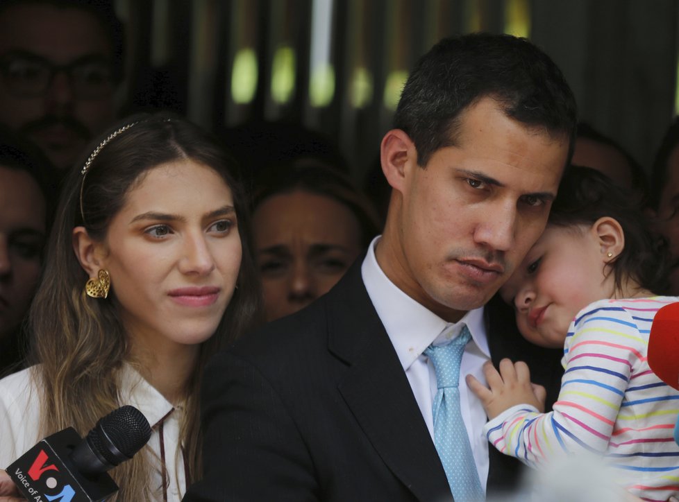 Opoziční lídr Juan Guaidó s manželkou Fabianou a dcerou