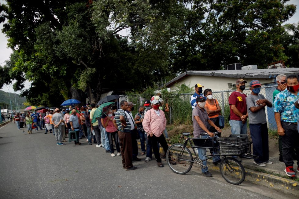 Lidé ve Venezuele čekají v dlouhých frontách poté, co se v místním zdravotním středisku otevřelo očkovací centrum. Zájemci dostávají dávku Sputniku