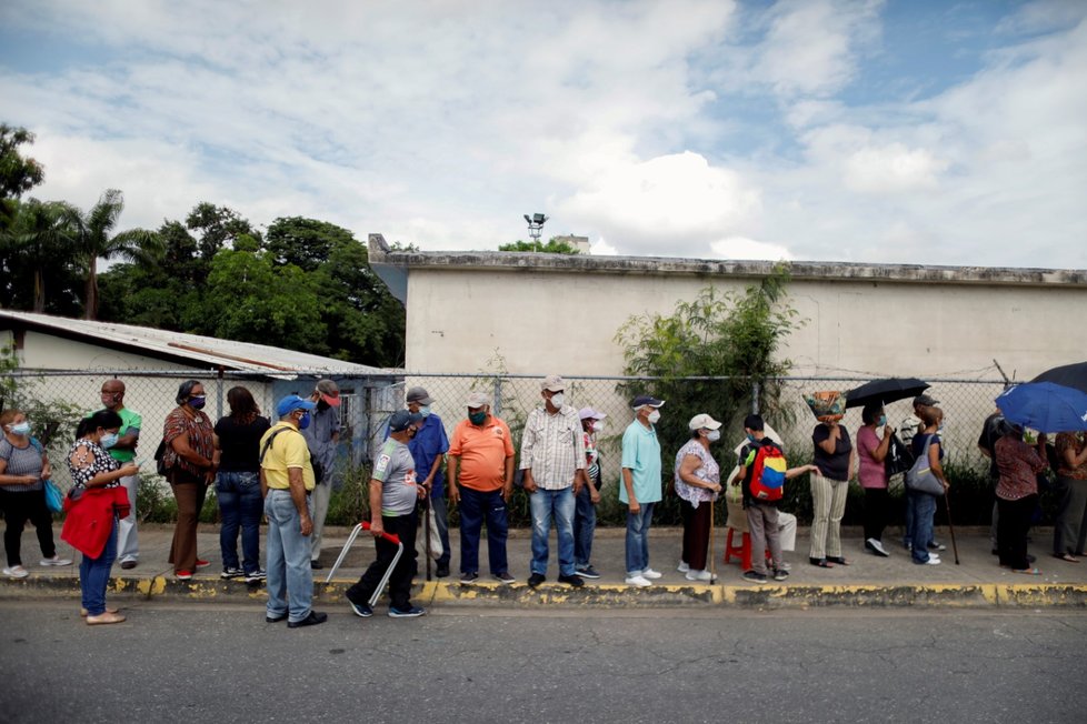 Lidé ve Venezuele čekají v dlouhých frontách poté, co se v místním zdravotním středisku otevřelo očkovací centrum. Zájemci dostávají dávku Sputniku