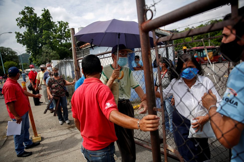 Lidé ve Venezuele čekají v dlouhých frontách poté, co se v místním zdravotním středisku otevřelo očkovací centrum. Zájemci dostávají dávku Sputniku