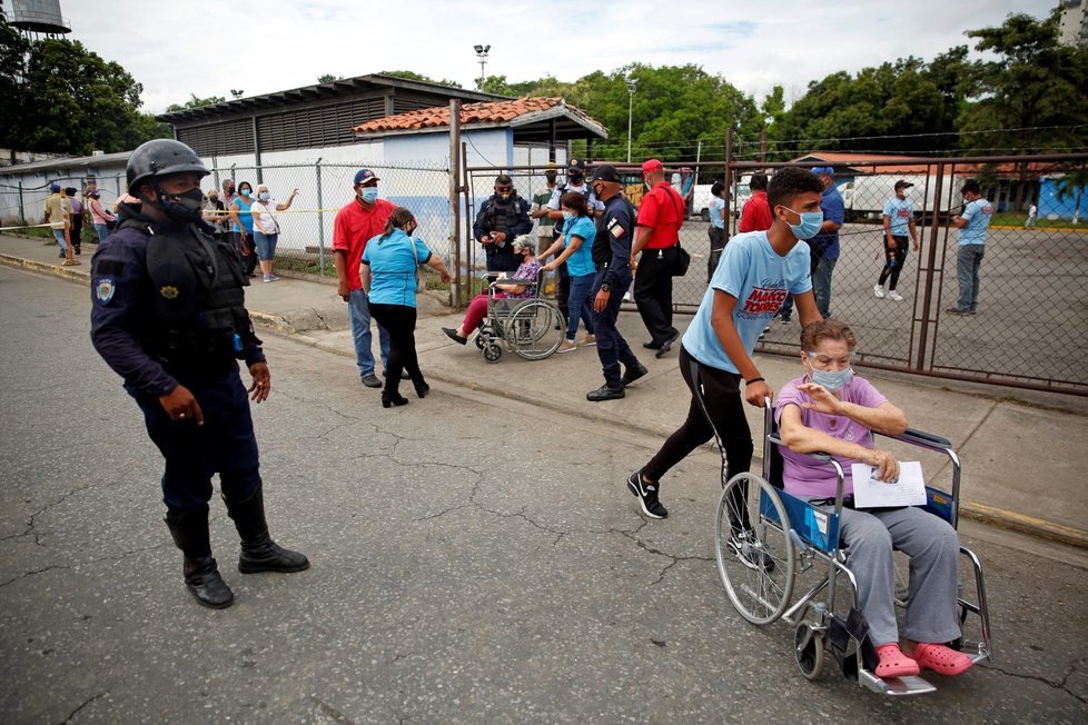 Lidé ve Venezuele čekají v dlouhých frontách poté, co se v místním zdravotním středisku otevřelo očkovací centrum. Zájemci dostávají dávku Sputniku