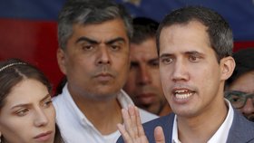 Prozatímní venezuelský prezident Juan Guaidó obvinil vojáky blokující humanitární pomoc z páchání genocidy.
