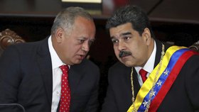 Nicolás Maduro a jeho pravá ruka Diosdado Cabello (vlevo)