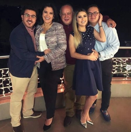 Cabellova rodina, zleva: David Cabello s matkou Marlenys Contrerasovou, otcem Diosdadoem Cabellou a mladšími sourozenci, sestrou Daniellou a bratrem Titem.
