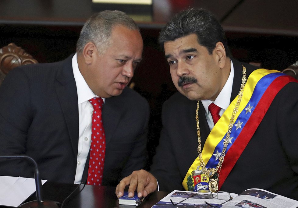 Madurova pravá ruka Diosdado Cabello (vlevo).