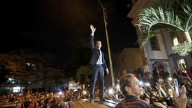 Venezuelský prozatímní prezident Juan Guaidó se během výpadku proudu vydal mezi lid.