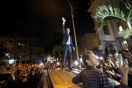Venezuelský prozatímní prezident Juan Guaidó se během výpadku proudu vydal mezi lid.