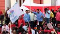 Prezident Nicolás Maduro (uprostřed) a jeho podporovatelé. Bohatá Venezuela čelí ekonomické a humanitární krizi. Kritika se snáší na prvního muže země.