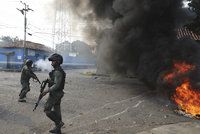 Maduro přichází o armádu: Za hranice mu prchlo už 300 vojáků, další se chystají