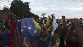 Venezuelou lomcují protesty, armáda uzavřela hranice (24. 2. 2019)