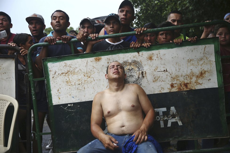 Venezuelou lomcují protesty, armáda uzavřela hranice (24.2.2019)