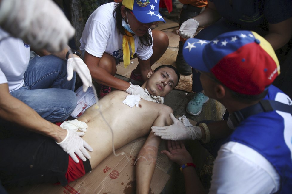 Venezuelou lomcují protesty, armáda uzavřela hranice (24.2.2019)