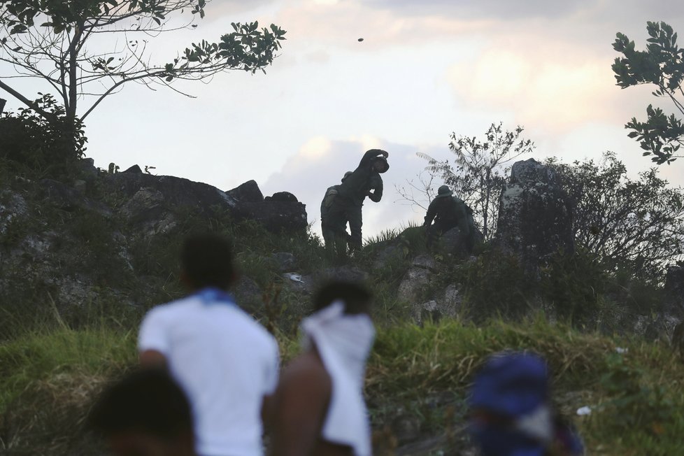 Venezuelou lomcují protesty, armáda uzavřela hranice (24.2.2019)