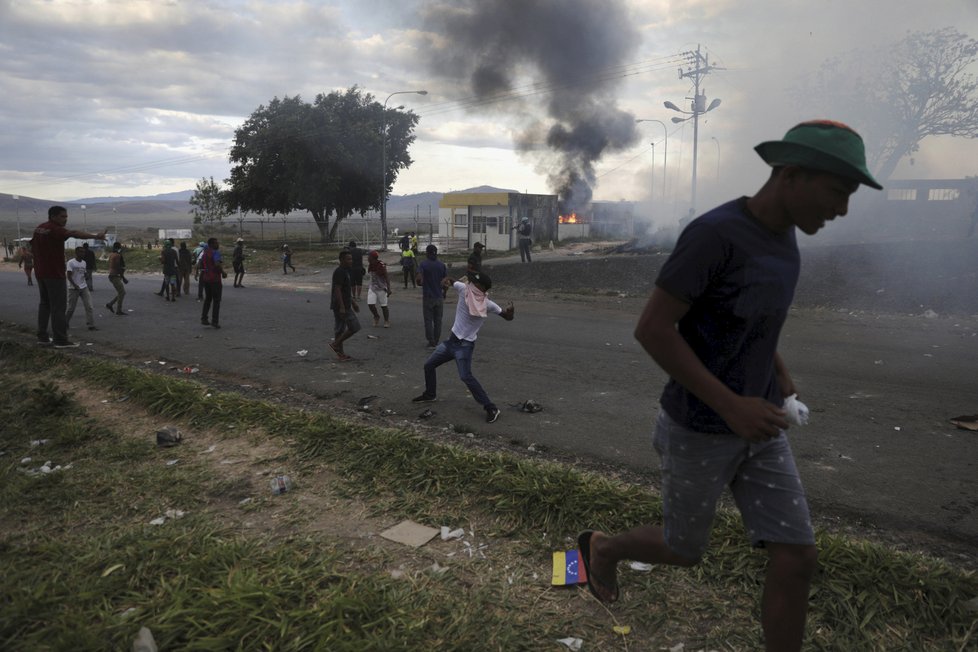 Venezuelou lomcují protesty, armáda uzavřela hranice (24.2.2019)